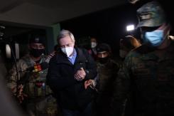 La complicada salida de José Antonio Kast de su local de votación donde es vocal de mesa La complicada salida de José Antonio Kast de su local de votación donde es vocal de mesa