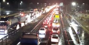 Pese a las cuarentenas: Atochamientos en las salidas de Santiago previo al fin de semana largo Pese a las cuarentenas: Atochamientos en las salidas de Santiago previo al fin de semana largo