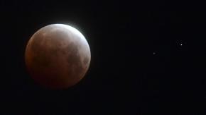 Revisa las hermosas postales que dejó el eclipse total de Luna y la super Luna de sangre Revisa las hermosas postales que dejó el eclipse total de Luna y la super Luna de sangre