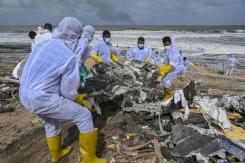 Playa de Sri Lanka repleta de toneladas de plástico de barco incendiado Playa de Sri Lanka repleta de toneladas de plástico de barco incendiado