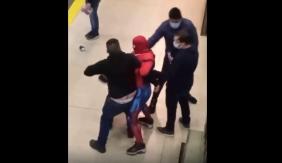Sensual Spiderman separó una pelea en el Metro de Santiago Sensual Spiderman separó una pelea en el Metro de Santiago