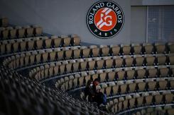 Público debe abandonar el estadio en medio de partido de Garín en Roland Garros por toque de queda Público debe abandonar el estadio en medio de partido de Garín en Roland Garros por toque de queda