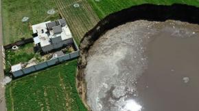 El socavón gigante que amenaza con tragarse una casa en México El socavón gigante que amenaza con tragarse una casa en México