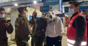 Arturo Vidal se tomó fotos con carabineros en servicio tras el empate de La Roja con Bolivia Arturo Vidal se tomó fotos con carabineros en servicio tras el empate de La Roja con Bolivia
