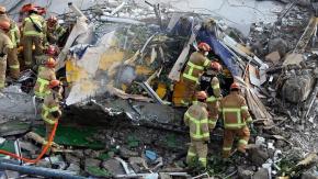 Edificio en demolición se derrumba y cae sobre un bus en Corea del Sur: Hay el menos ocho muertos Edificio en demolición se derrumba y cae sobre un bus en Corea del Sur: Hay el menos ocho muertos