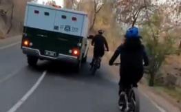 Fundación Emilia denuncia “violencia vial” de Carabineros contra ciclistas en el Cerro San Cristóbal Fundación Emilia denuncia “violencia vial” de Carabineros contra ciclistas en el Cerro San Cristóbal