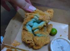[VIDEO] Mujer pide pollo por delivery y recibe una toalla frita