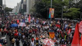 Brasileños se lanzan a las calles en protestas contra Bolsonaro Brasileños se lanzan a las calles en protestas contra Bolsonaro