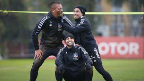 Tortazo de barro: Javier Parraguez sufre la broma de Óscar Opazo en entrenamiento de Colo Colo Tortazo de barro: Javier Parraguez sufre la broma de Óscar Opazo en entrenamiento de Colo Colo
