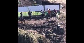 [VIDEO] Con piedras: Registran momento en que Mark González y su familia fueron agredidos en cerro