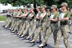 Polémica en Ucrania por imágenes donde se ve a militares mujeres marchando en tacos Polémica en Ucrania por imágenes donde se ve a militares mujeres marchando en tacos