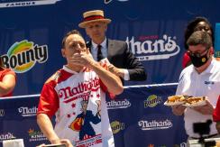 Campeón estadounidense de comer hot dogs rompió su récord: Se comió 76 en diez minutos Campeón estadounidense de comer hot dogs rompió su récord: Se comió 76 en diez minutos