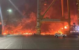 Gigantesca explosión se produce en puerto petrolero en Dubai Gigantesca explosión se produce en puerto petrolero en Dubai