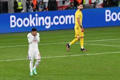 Boris Johnson denuncia "insultos racistas" contra futbolistas ingleses