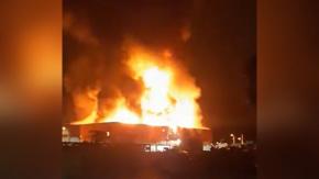 Bomberos combaten violento incendio en fábrica de colchones en Coquimbo Bomberos combaten violento incendio en fábrica de colchones en Coquimbo