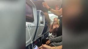 La escandalosa conducta de la joven que se negó a usar mascarilla y escupió a pasajeros de un avión La escandalosa conducta de la joven que se negó a usar mascarilla y escupió a pasajeros de un avión