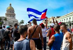 Cuba niega "estallido social" en protestas que dejan un muerto y más de 100 detenidos Cuba niega "estallido social" en protestas que dejan un muerto y más de 100 detenidos