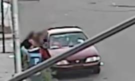 [VIDEO] Captan el momento exacto en que una madre evita el secuestro de su hijo de 5 años