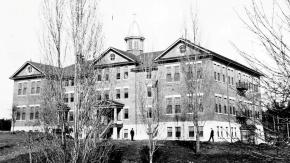La oscura historia de la escuela para niños indígenas en la que encontraron otras 106 tumbas La oscura historia de la escuela para niños indígenas en la que encontraron otras 106 tumbas