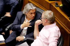 Felipe Kast renuncia a la Comisión de Derechos Humanos y critica al senador Alejandro Navarro Felipe Kast renuncia a la Comisión de Derechos Humanos y critica al senador Alejandro Navarro