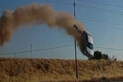“Es una locura”: Auto voló más de 15 metros antes de chocar en una autopista de EE.UU. “Es una locura”: Auto voló más de 15 metros antes de chocar en una autopista de EE.UU.