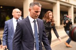 Acusan a Ryan Giggs de patear a su pareja en la espalda y arrojarla desnuda fuera de una habitación Acusan a Ryan Giggs de patear a su pareja en la espalda y arrojarla desnuda fuera de una habitación