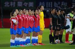 "Hace no mucho el fútbol no era para mujeres y acá estamos": La arenga de La Roja tras adiós a Tokio "Hace no mucho el fútbol no era para mujeres y acá estamos": La arenga de La Roja tras adiós a Tokio