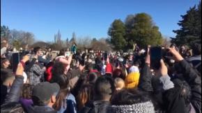 Interpretando "Madre": así fue la masiva despedida de "El Gitano" en cementerio de Los Ángeles