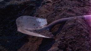Familia descubre el cuerpo de una mujer enterrado en el patio de la casa que arriendan