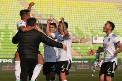 Colo Colo golea a Santiago Wanderers y acecha a La Calera y a la UC en la cima de la tabla Colo Colo golea a Santiago Wanderers y acecha a La Calera y a la UC en la cima de la tabla