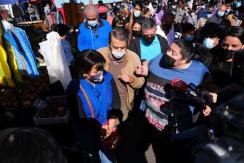 Yasna Provoste es increpada en Feria en Puente Alto: Culpó a "grupos organizados" Yasna Provoste es increpada en Feria en Puente Alto: Culpó a "grupos organizados"