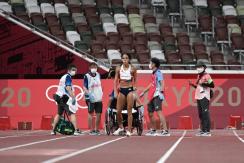 Rechazó ayuda médica y silla de ruedas: atleta se lesiona en 200m de Tokio y cruza la meta cojeando Rechazó ayuda médica y silla de ruedas: atleta se lesiona en 200m de Tokio y cruza la meta cojeando