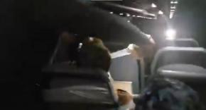 Hombre es amarrado a su asiento en avión tras agredir, manosear e insultar a la tripulación Hombre es amarrado a su asiento en avión tras agredir, manosear e insultar a la tripulación