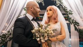 Ruso que se casó con una muñeca sexual se divorció: Asegura que le fue infiel con otras dos Ruso que se casó con una muñeca sexual se divorció: Asegura que le fue infiel con otras dos