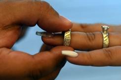 Novio da positivo por COVID-19 días antes de la boda y su pareja decide casarse sin él