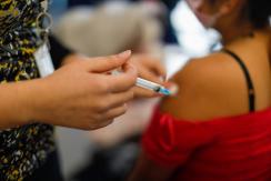 Este miércoles comienza vacunación con dosis de refuerzo contra el COVID-19: revisa el calendario Este miércoles comienza vacunación con dosis de refuerzo contra el COVID-19: revisa el calendario