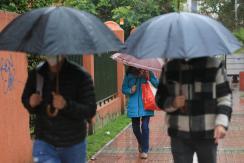 Hasta 50 milímetros de agua: pronostican "tercer sistema frontal" con intensas lluvias en la RM Hasta 50 milímetros de agua: pronostican "tercer sistema frontal" con intensas lluvias en la RM