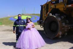Joven hace su fiesta de quinceañera en el basural donde trabaja su papá