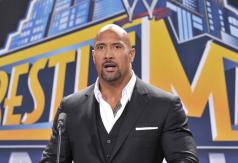 "La Roca" responde al desafío de ex campeón WWE y medallista olímpico, Kurt Angle "La Roca" responde al desafío de ex campeón WWE y medallista olímpico, Kurt Angle