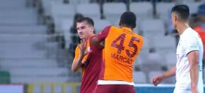 Liga de Turquía comenzó con todo: defensa del Galatasaray es expulsado por golpear a un compañero Liga de Turquía comenzó con todo: defensa del Galatasaray es expulsado por golpear a un compañero