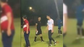Árbitro saca una pistola en partido de fútbol ante los reclamos de jugadores e hinchas Árbitro saca una pistola en partido de fútbol ante los reclamos de jugadores e hinchas