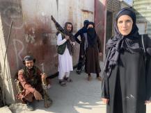 Periodista es atacada por hombres talibanes al tener su rostro descubierto Periodista es atacada por hombres talibanes al tener su rostro descubierto