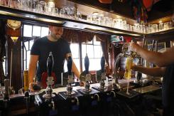 Hombre demanda a bar por dejarlo emborracharse y consigue indemnización de más de $4mil millones Hombre demanda a bar por dejarlo emborracharse y consigue indemnización de más de $4mil millones