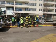 Dos adultos mayores lesionados luego de que un muro les cayera encima en Maipú Dos adultos mayores lesionados luego de que un muro les cayera encima en Maipú
