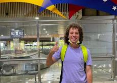 [VIDEO] Luisito Comunica se desmayó ante el acoso de seguidores en Venezuela