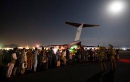 Dirigente talibán responsabiliza a EE.UU. del caos en aeropuerto de Kabul Dirigente talibán responsabiliza a EE.UU. del caos en aeropuerto de Kabul