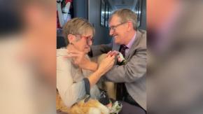 Tienen 45 años juntos: Hombre le pide matrimonio a su esposa con Alzheimer todas las semanas Tienen 45 años juntos: Hombre le pide matrimonio a su esposa con Alzheimer todas las semanas