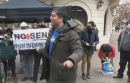 Gino Lorenzini llega saltando la cuerda a inscribir su candidatura presidencial Gino Lorenzini llega saltando la cuerda a inscribir su candidatura presidencial