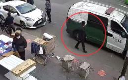 Cámaras de seguridad captan momento cuando un hombre le robó a Carabineros en Valparaíso Cámaras de seguridad captan momento cuando un hombre le robó a Carabineros en Valparaíso