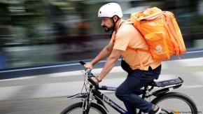 La historia de un exministro afgano que reparte comida en bicicleta en Alemania La historia de un exministro afgano que reparte comida en bicicleta en Alemania